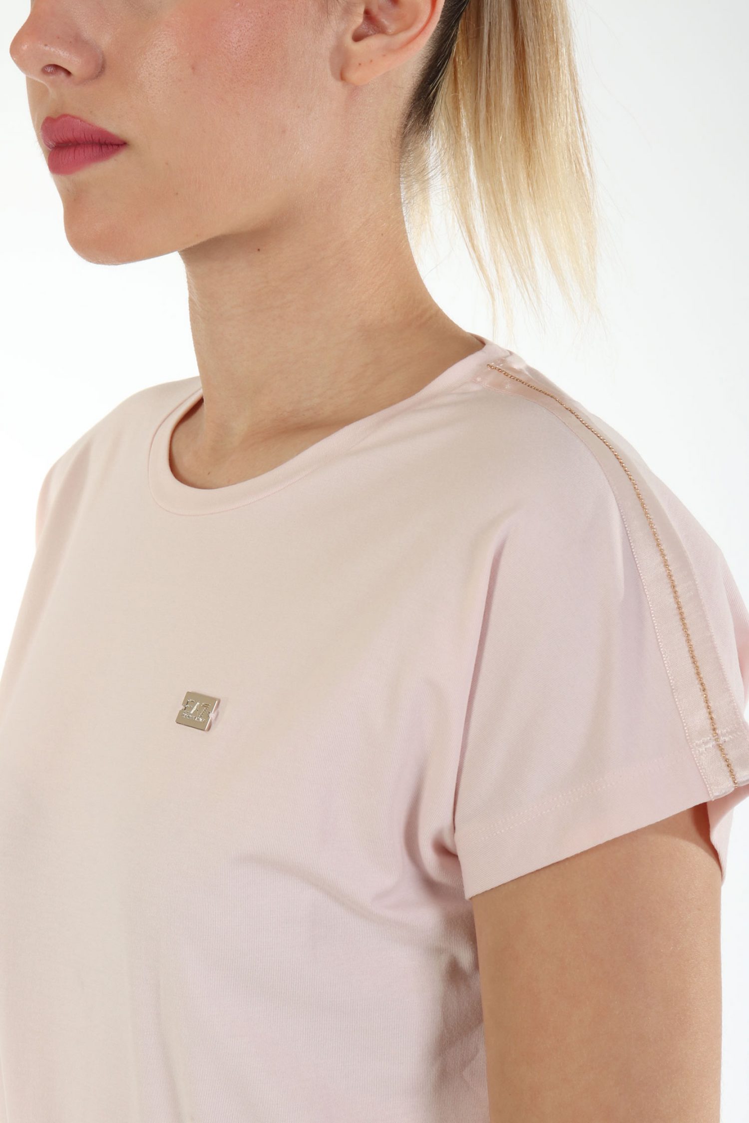 ARMANI 7 T-SHIRT ΛΑΙΜΟΚΟΨΗ ΜΕΤΑΛΛΙΚΗ ΛΕΠΤΟΜΕΡΕΙΑ LOGO ΡΟΖ φωτογραφία