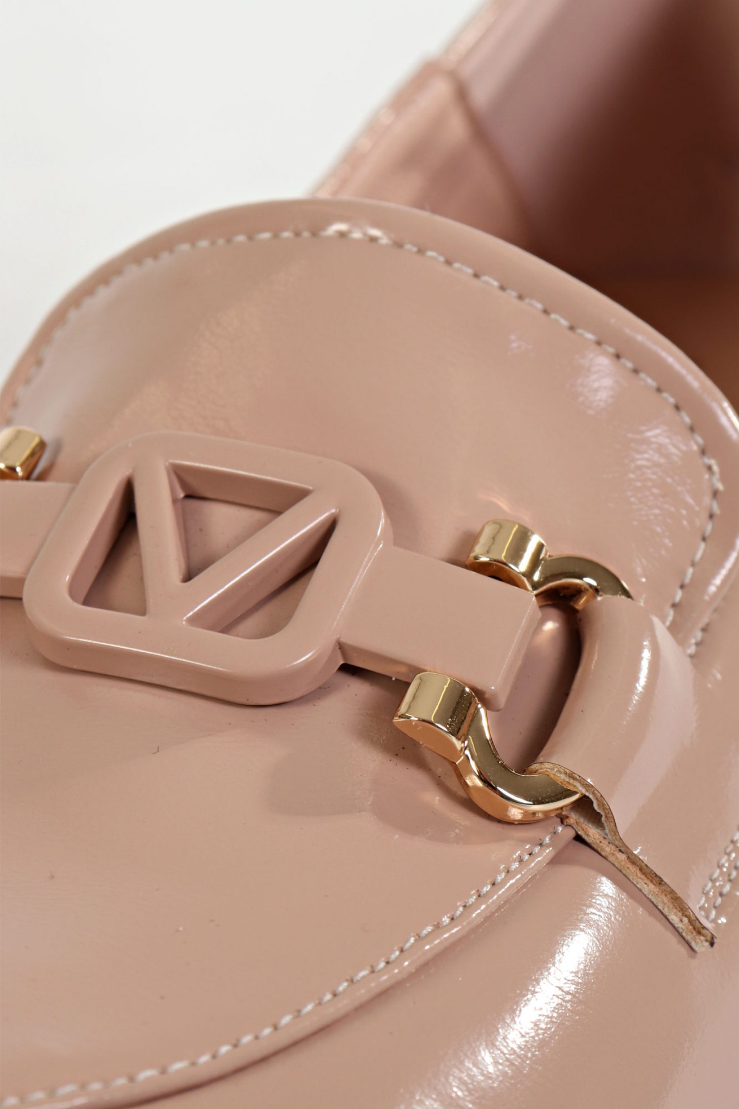 V 19.69 ΠΑΠΟΥΤΣΙΑ ΜΟΚΑΣΙΝΙΑ ΜΕΤΑΛΛΙΚΗ ΑΓΚΡΑΦΑ LOGO NUDE φωτογραφία