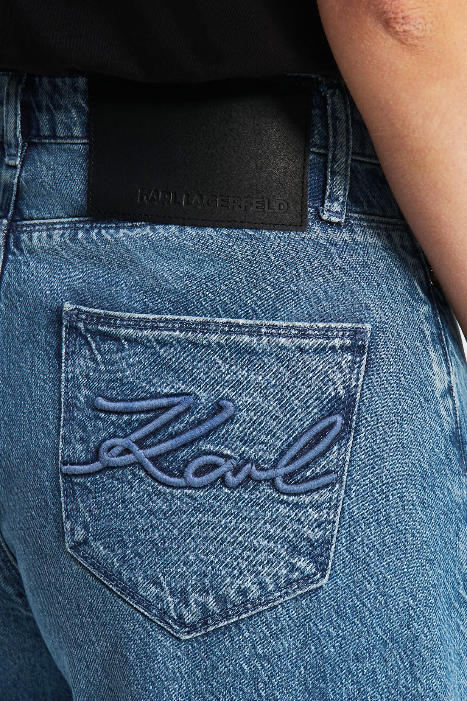KARL LAGERFELD ΠΑΝΤΕΛΟΝΙ JEANS WIDE LEG ΚΕΝΤΗΜΕΝΟ LOGO ΜΠΛΕ φωτογραφία