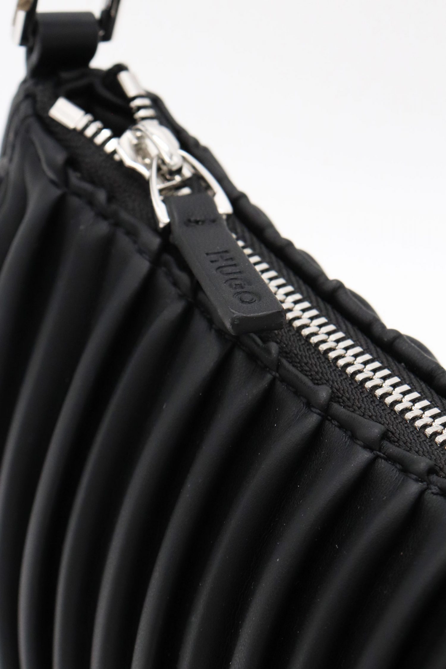 HUGO ΤΣΑΝΤΑ ΩΜΟΥ CHRIS SM HOBO-PLISSE LOGO ΜΑΥΡΟ