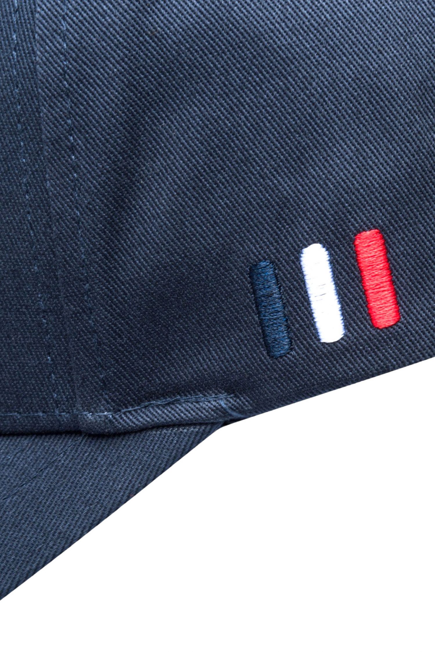 LES DEUX ΚΑΠΕΛΟ ENCORE ORGANIC BASEBALL LOGO ΜΠΛΕ-ΛΕΥΚΟ φωτογραφία