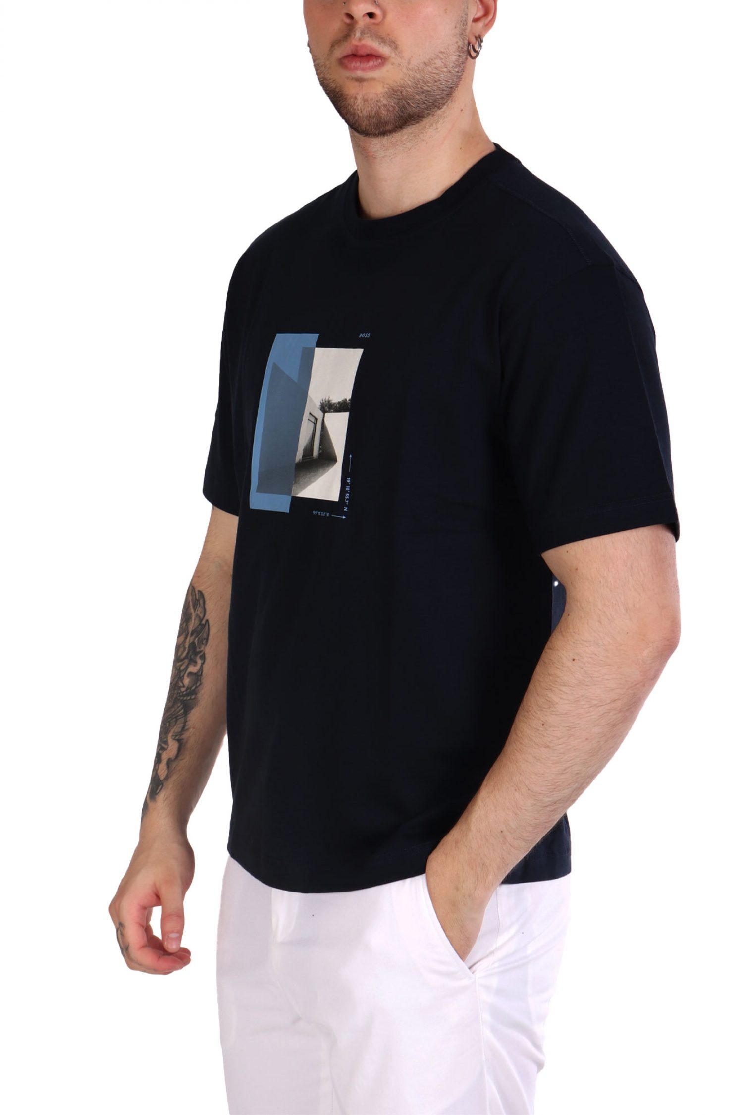BOSS CASUAL T-SHIRT ΜΕ ΣΤΑΜΠΑ RELAXED FIT TE_BARRAGAN ΣΚΟΥΡΟ ΜΠΛΕ