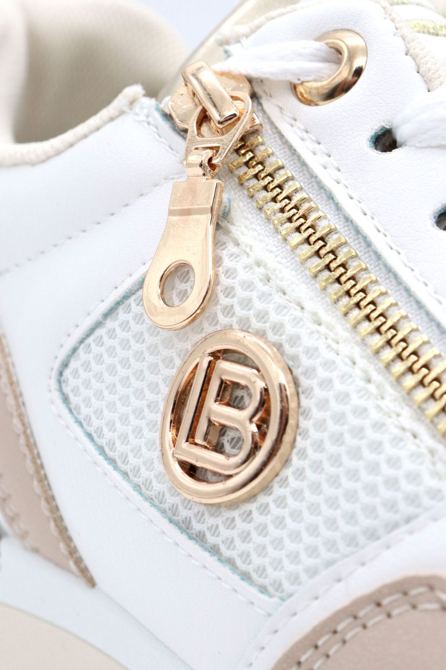 LAURA BIAGIOTTI ΠΑΠΟΥΤΣΙΑ SNEAKERS ΧΡΥΣΕΣ ΛΕΠΤΟΜΕΡΕΙΕΣ ΜΕΤΑΛΛΙΚΟ LOGO ΜΠΕΖ/ΛΕΥΚΟ φωτογραφία