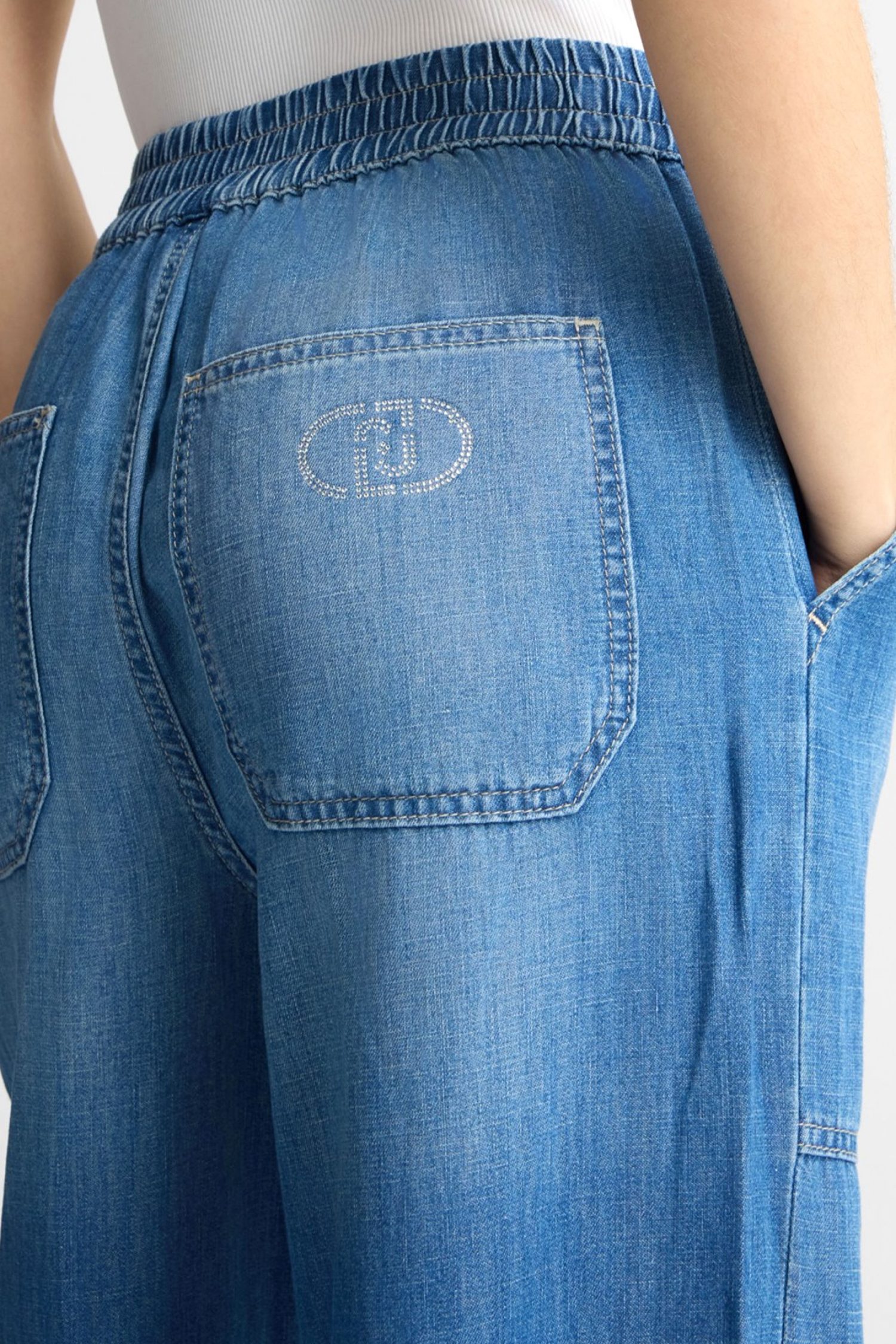 LIU-JO ΠΑΝΤΕΛΟΝΑ JEANS ΛΑΣΤΙΧΟ ΣΤΗΝ ΜΕΣΗ LOGO ΠΙΣΩ ΜΠΛΕ