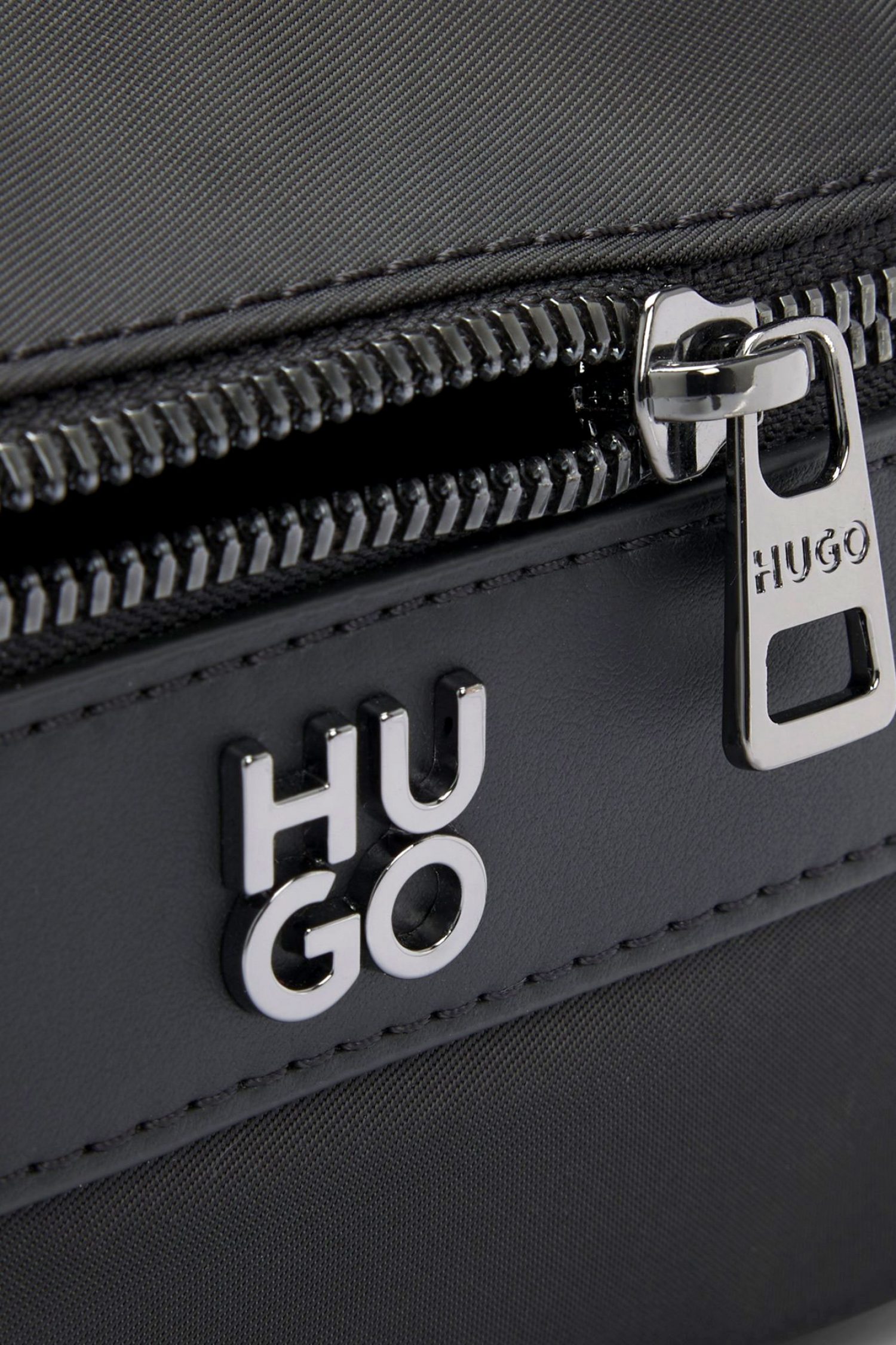 HUGO ΤΣΑΝΤΑΚΙ CROSSBODY QUANTIC_N_EW CROSSB LOGO ΜΕΤΑΛΛΙΚΟ ΜΑΥΡΟ φωτογραφία