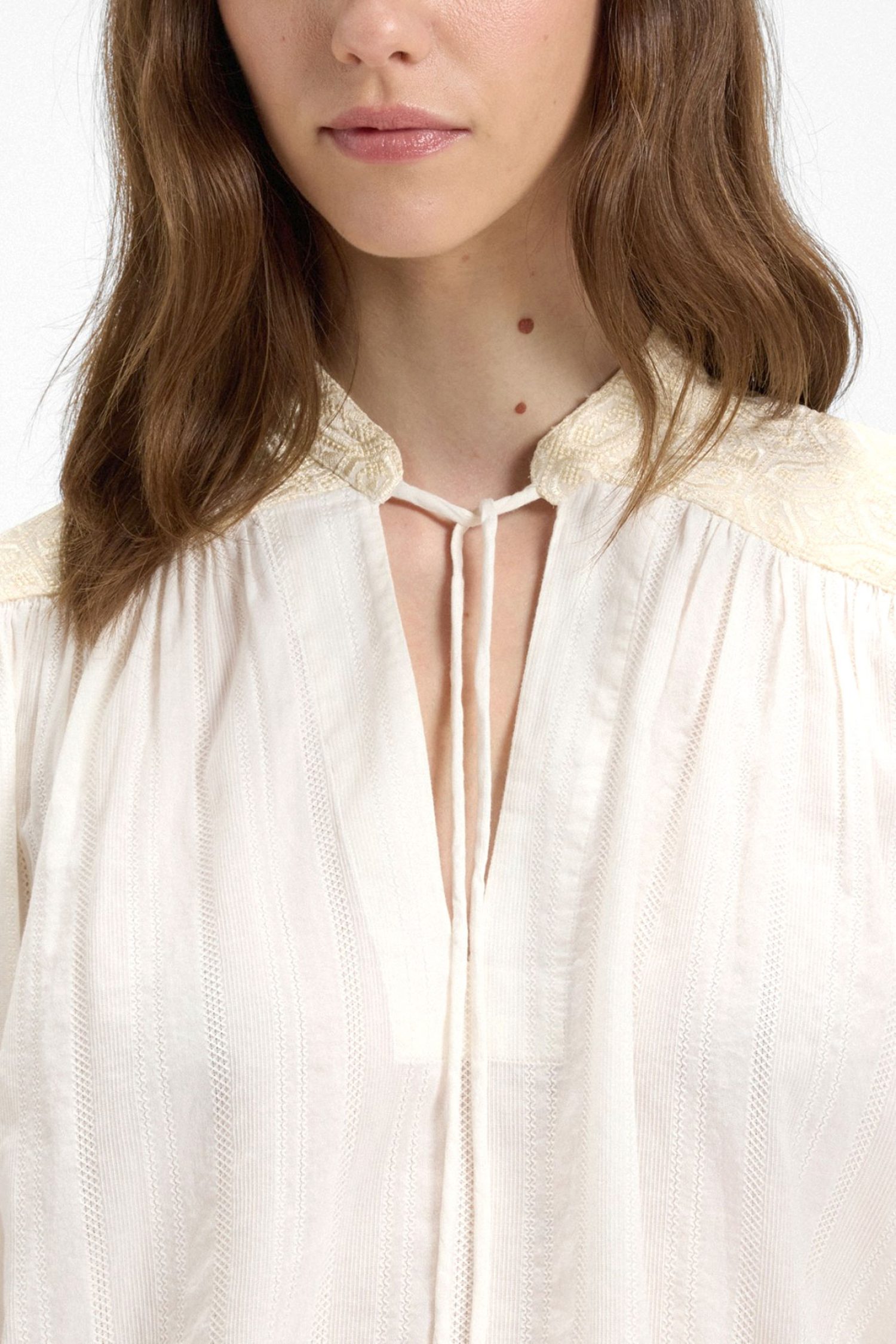 BOSS ΜΠΛΟΥΖΑ C_BRODES ΔΕΣΙΜΟ ΛΑΙΜΟ ΛΕΠΤΟΜΕΡΕΙΑ ΚΕΝΤΗΜΑ ΕΚΡΟΥ