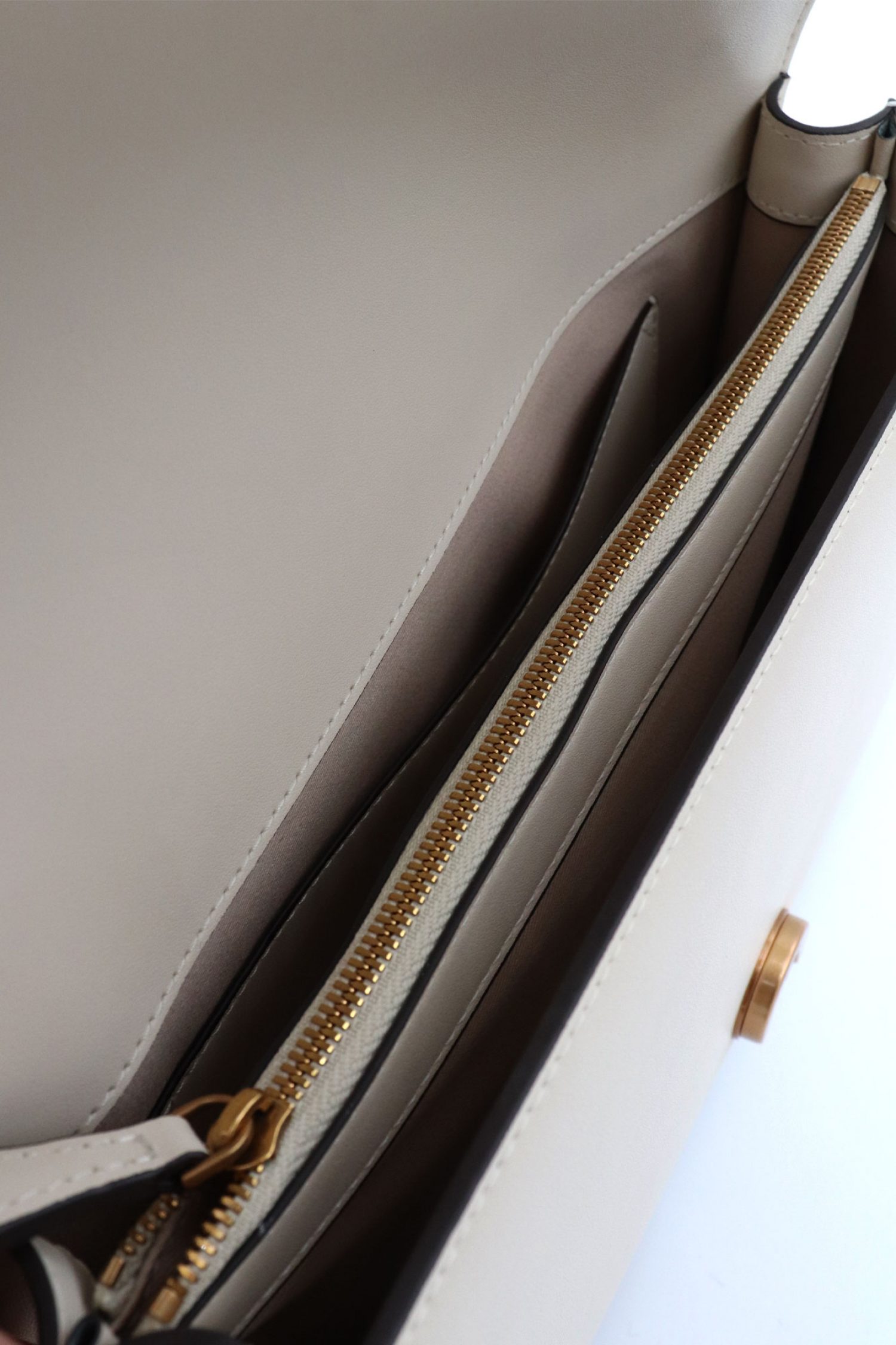 PINKO ΤΣΑΝΤΑ LOVE ONE CLASSIC DC VITELLO SETA LOGO ΛΕΥΚΟ-ANTIQUE GOLD