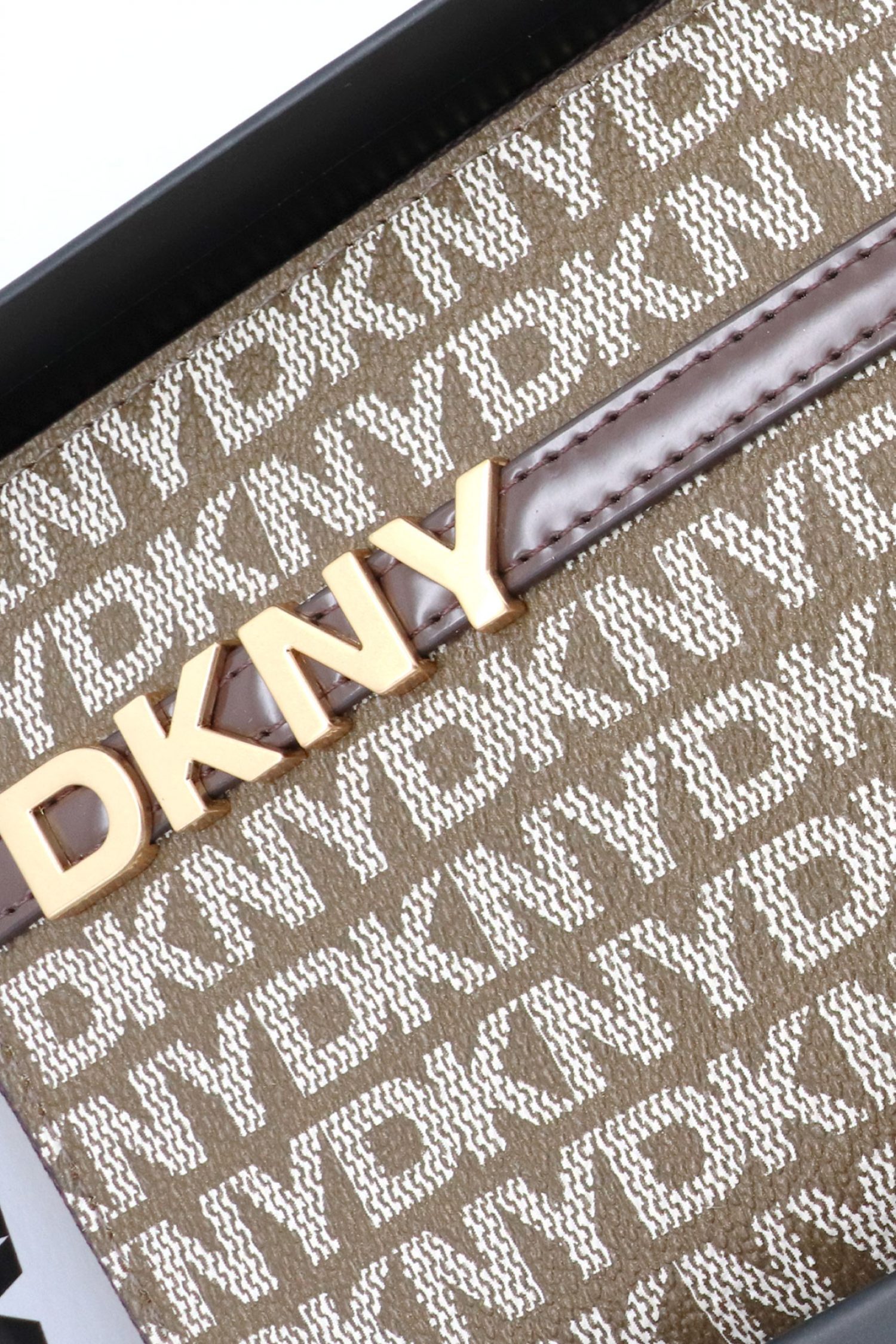 DKNY ΠΟΡΤΟΦΟΛΙ AVRIL LARGE ALL OVER LOGO ΜΠΕΖ-ΚΑΦΕ