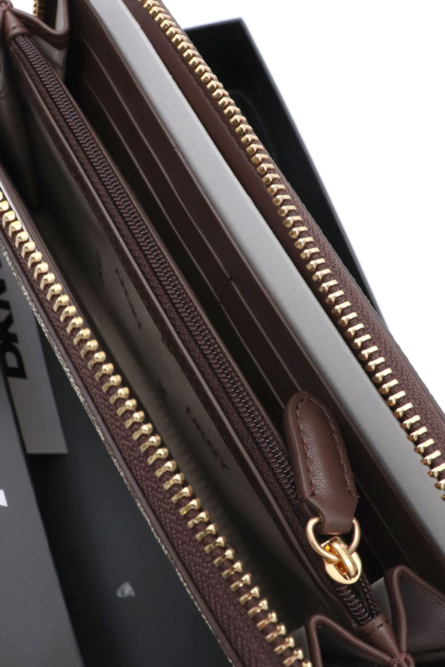 DKNY ΠΟΡΤΟΦΟΛΙ AVRIL LARGE ALL OVER LOGO ΜΠΕΖ-ΚΑΦΕ