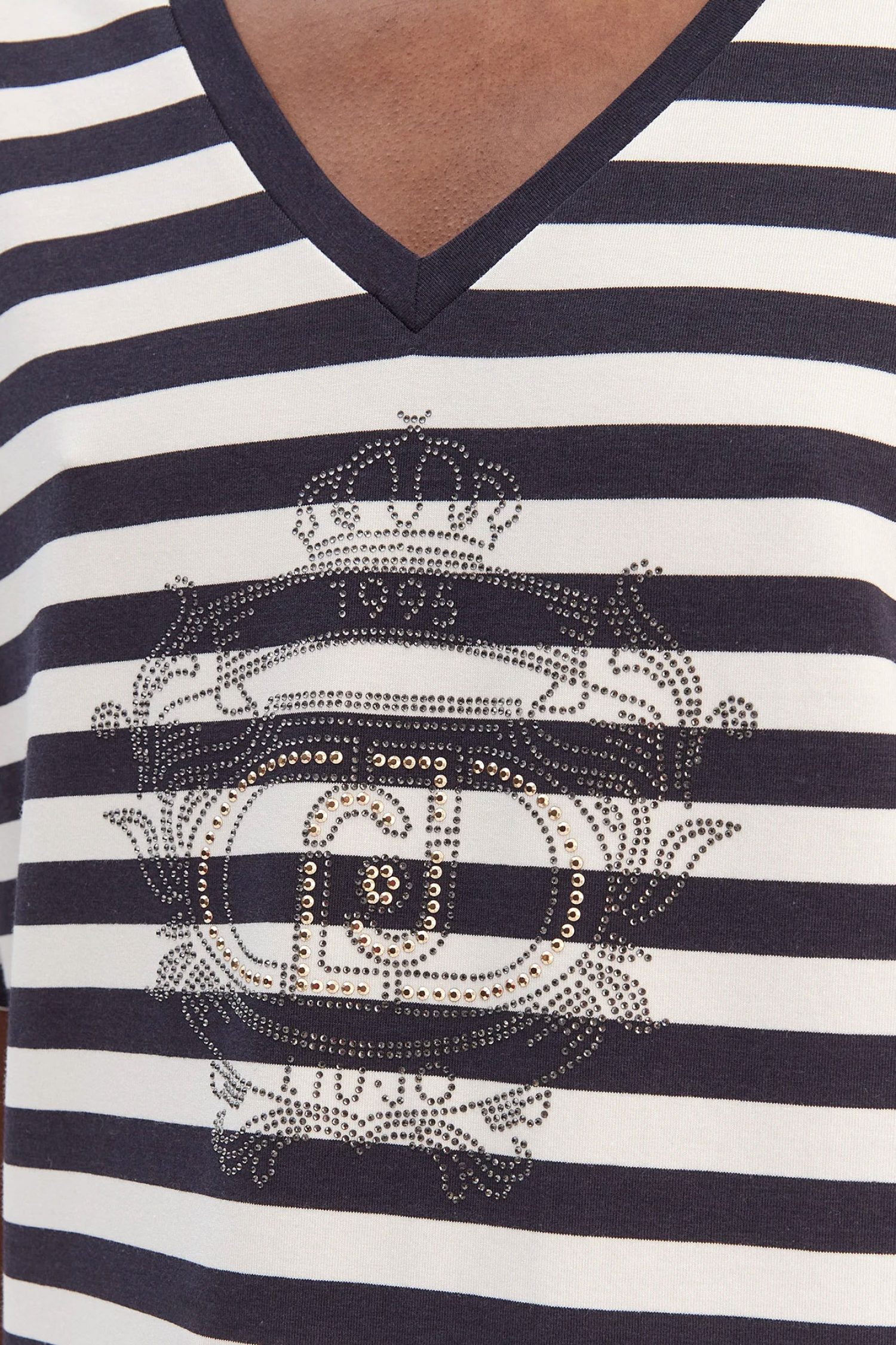 LIU-JO BETTER T-SHIRT V-NECK ΡΙΓΕ LOGO ΣΤΡΑΣ ΕΚΡΟΥ-ΜΠΛΕ φωτογραφία