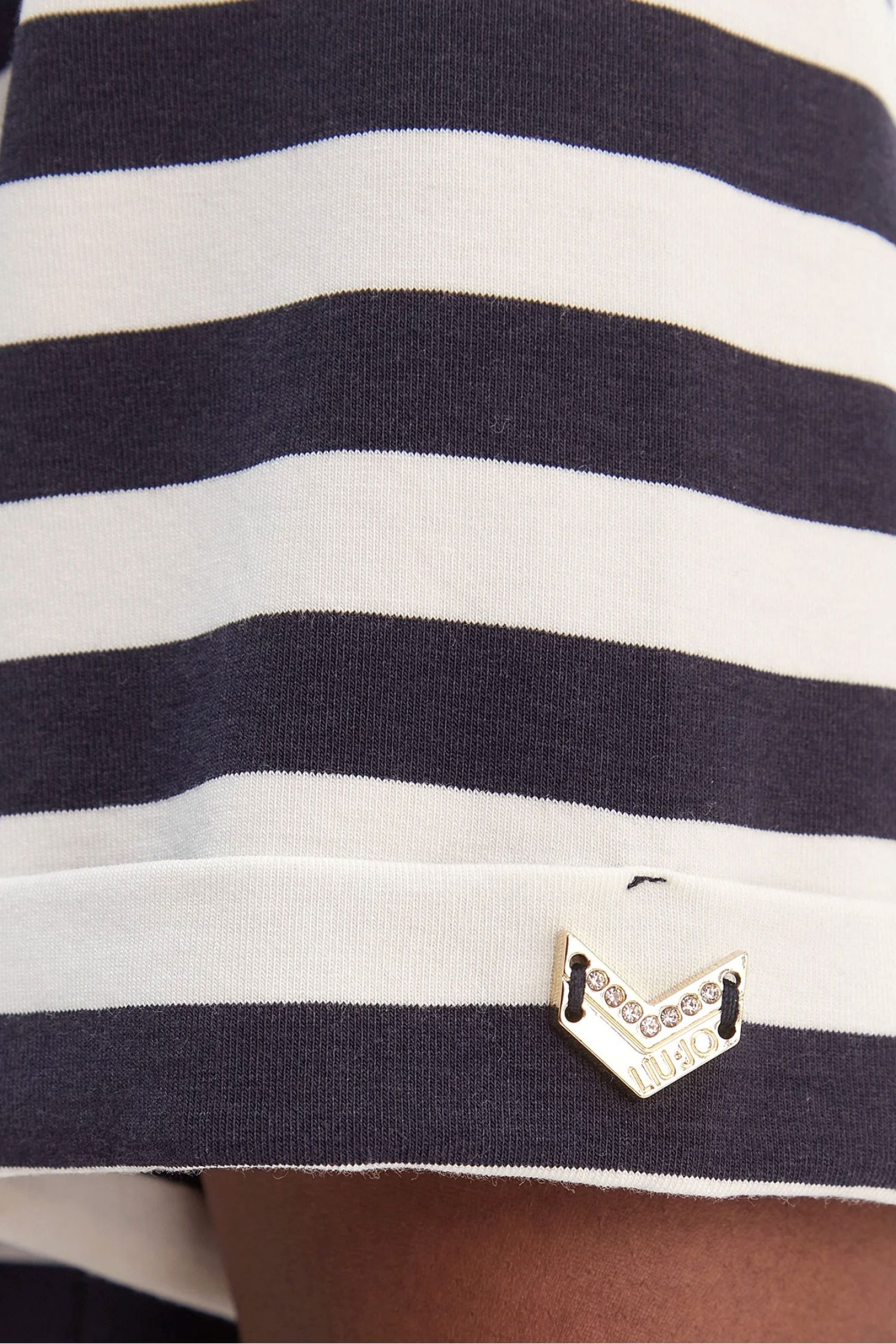 LIU-JO BETTER T-SHIRT V-NECK ΡΙΓΕ LOGO ΣΤΡΑΣ ΕΚΡΟΥ-ΜΠΛΕ φωτογραφία