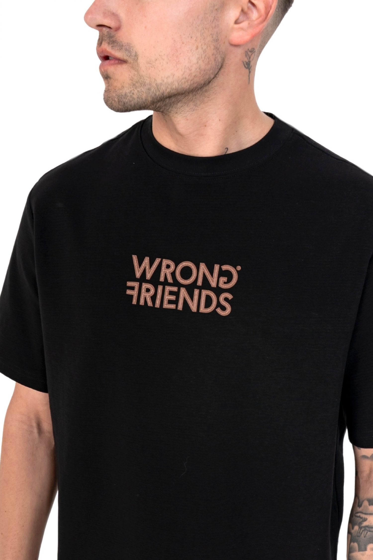 WRONG FRIENDS T-SHIRT SANTIAGO LOGO ΜΑΥΡΟ φωτογραφία