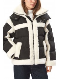 KARL LAGERFELD KARL LAGERFELD ΜΠΟΥΦΑΝ ΦΟΥΣΚΩΤΟ SHEARLING CONTRAST PUFFER BOXY FIT ΑΠΟΣΠΩΜΕΝΗ ΚΟΥΚΟΥΛΑ ΜΑΥΡΟ-ΛΕΥΚΟ